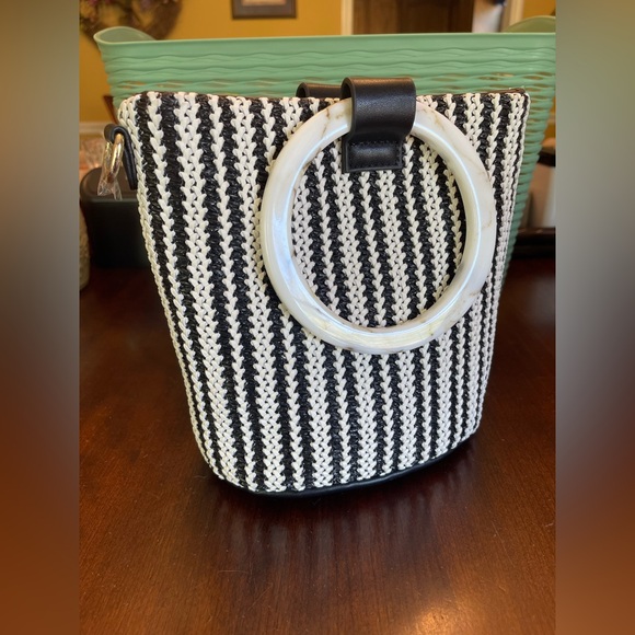 NWOT Gianni Bini Black & White Woven Handbag
Handled Tote/ Shoulder Strap - Picture 2 of 9